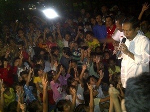 Lagi, Jokowi Bagi-bagi Hadiah untuk Anak-anak di Manggarai Jaksel Lagi, Jokowi Bagi-bagi Hadiah untuk Anak-anak di Manggarai Jaksel
