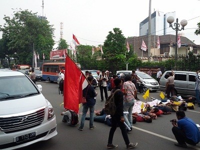 Demo 20 Mahasiswa di Jl Dipenogoro Bikin Lalin Tersendat Demo 20 Mahasiswa di Jl Dipenogoro Bikin Lalin Tersendat