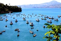 Laut biru dan perahu nelayan terlihat dari atas bukit (foto:Wendy S) Laut biru dan perahu nelayan terlihat dari atas bukit (foto:Wendy S)