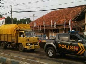 Truk Logistik Surat Suara Pilkada Bangkalan Dikawal Ketat Polisi Truk Logistik Surat Suara Pilkada Bangkalan Dikawal Ketat Polisi