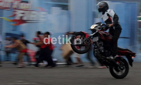 Honda CB150R StreetFire Hanya Butuh 10,3 Detik Libas 201 Meter Honda CB150R StreetFire Hanya Butuh 10,3 Detik Libas 201 Meter