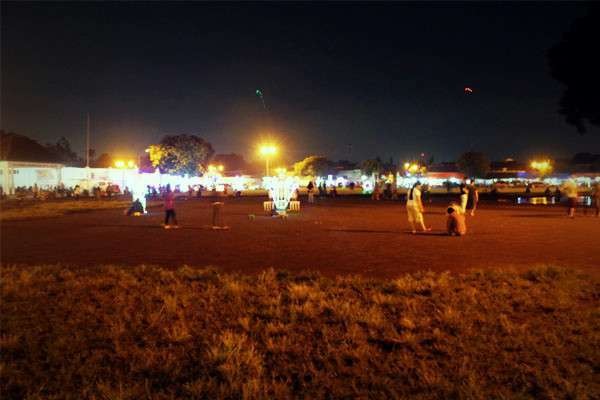 Keramaian di Alun-alun Keraton (Irwan Bajang/ dTraveler) Keramaian di Alun-alun Keraton (Irwan Bajang/ dTraveler)