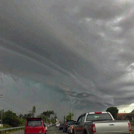 Awan Berbentuk Ular Naga Menggantung di Langit Ciawi Awan Berbentuk Ular Naga Menggantung di Langit Ciawi