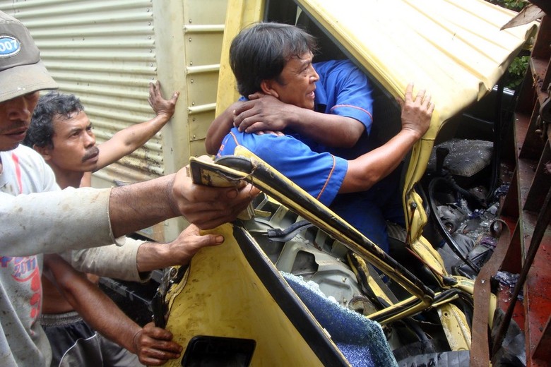 4 Kendaraan Tabrakan di Banyumas, Jalur Porwokerto-Yogya Dialihkan 4 Kendaraan Tabrakan di Banyumas, Jalur Porwokerto-Yogya Dialihkan