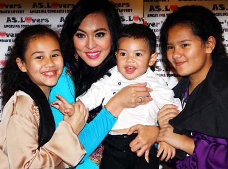 Angie Dituntut 12 Tahun Penjara, Aliya Berharap Sang Bunda Cepat Bebas Angie Dituntut 12 Tahun Penjara, Aliya Berharap Sang Bunda Cepat Bebas