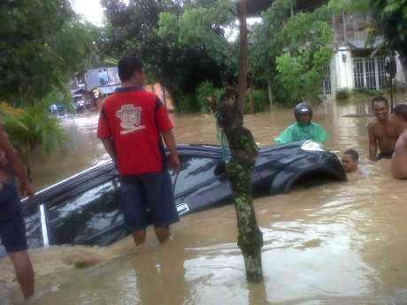 Terjang Banjir di Manado, Sebuah Mobil Xenia Terseret Arus Terjang Banjir di Manado, Sebuah Mobil Xenia Terseret Arus