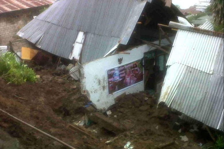 4 Rumah di Manado Diterjang Longsor, 2 Orang Tewas 4 Rumah di Manado Diterjang Longsor, 2 Orang Tewas