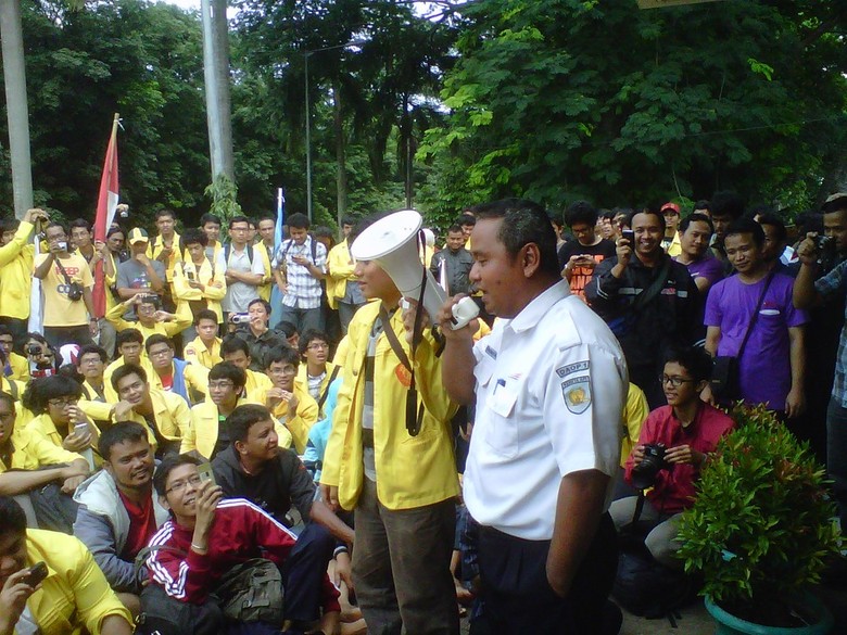 Dukung PKL, Ratusan Mahasiswa UI Demo Tolak Penggusuran di Stasiun KA Dukung PKL, Ratusan Mahasiswa UI Demo Tolak Penggusuran di Stasiun KA