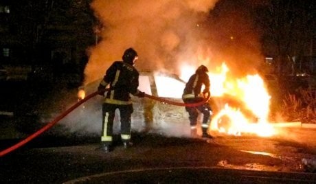 \Tradisi\ Prancis, Bakar-bakaran Mobil di Malam Tahun Baru \Tradisi\ Prancis, Bakar-bakaran Mobil di Malam Tahun Baru