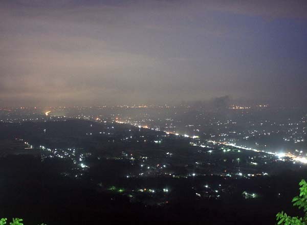 Panorama saat malam hari di Bukit Bintang Gunungkidul (Desi/detikTravel) Panorama saat malam hari di Bukit Bintang Gunungkidul (Desi/detikTravel)
