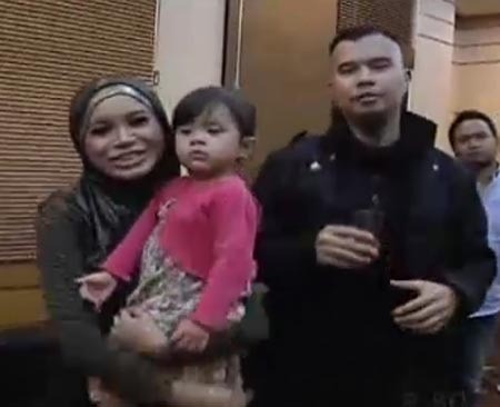 Ahmad Dhani Gendong Anak Perempuan di \X Factor\ Ahmad Dhani Gendong Anak Perempuan di \X Factor\
