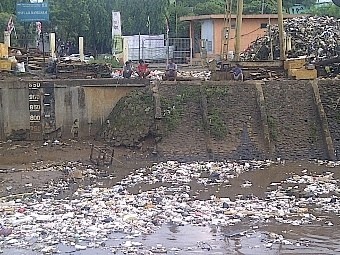 Jokowi Sering Sidak, Sampah di Pintu Air Manggarai Mulai Berkurang Jokowi Sering Sidak, Sampah di Pintu Air Manggarai Mulai Berkurang