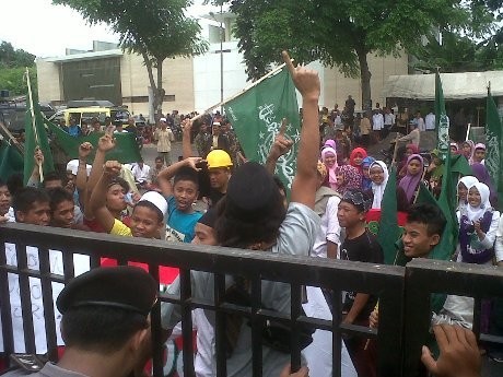 Ratusan Orang Protes Sidang Korupsi Ketua Fatayat NU Lasem di Semarang Ratusan Orang Protes Sidang Korupsi Ketua Fatayat NU Lasem di Semarang