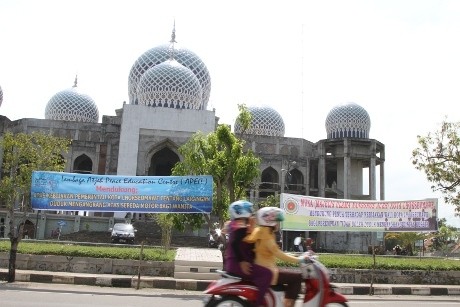 Spanduk Dukungan Larangan Perempuan Ngangkang Bertebaran di Lhokseumawe Spanduk Dukungan Larangan Perempuan Ngangkang Bertebaran di Lhokseumawe
