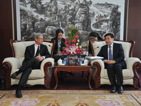 Tim Cook berkunjung ke China (Reuters) Tim Cook berkunjung ke China (Reuters)