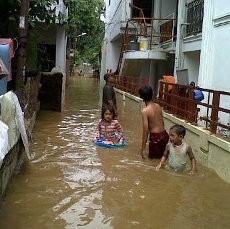Banjir Kiriman dari Bogor Mulai Rendam Rawajati Jaksel Banjir Kiriman dari Bogor Mulai Rendam Rawajati Jaksel