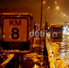 Terendam Banjir 1 Meter, Jalur Tol Merak Sepanjang 21 KM Ditutup Terendam Banjir 1 Meter, Jalur Tol Merak Sepanjang 21 KM Ditutup