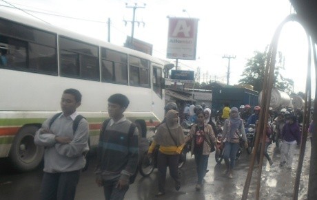 Tol Merak Banjir, Pekerja di Serang \Long March\ ke Tangerang Tol Merak Banjir, Pekerja di Serang \Long March\ ke Tangerang