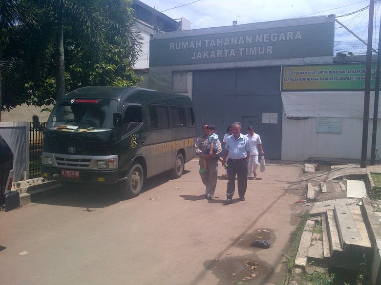 Orang Tua Angie: Prepare for The Worst, Hope for The Best Orang Tua Angie: Prepare for The Worst, Hope for The Best