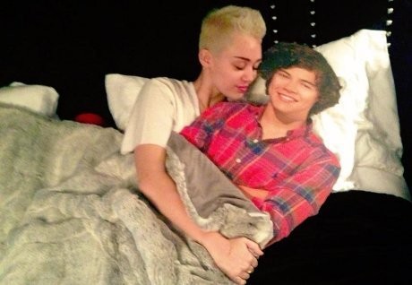 Putus dari Taylor, \Harry Styles\ Jatuh ke Pelukan Miley Cyrus Putus dari Taylor, \Harry Styles\ Jatuh ke Pelukan Miley Cyrus