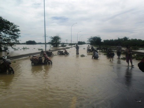 Tol Merak Masih Direndam Banjir 1 Meter, Macet Mengular Hingga 15 Km Tol Merak Masih Direndam Banjir 1 Meter, Macet Mengular Hingga 15 Km