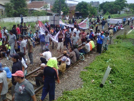 Dilarang Berjualan di Atas KA, Ratusan Asongan Blokir Rel di Cirebon Dilarang Berjualan di Atas KA, Ratusan Asongan Blokir Rel di Cirebon