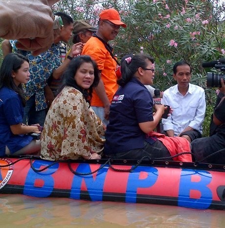 Jokowi Blusukan Sore-Malam Salurkan Bantuan Banjir Jokowi Blusukan Sore-Malam Salurkan Bantuan Banjir