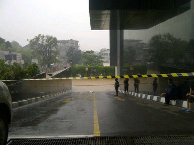 Banjir di Basement Plaza UOB Bagai Tsunami yang Menyeramkan Banjir di Basement Plaza UOB Bagai Tsunami yang Menyeramkan