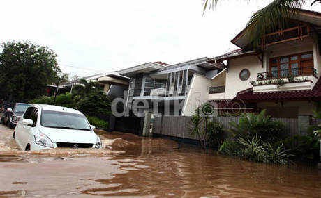 Jangan Menerjang Banjir, Asuransi Kendaraan Bisa Gugur Jangan Menerjang Banjir, Asuransi Kendaraan Bisa Gugur