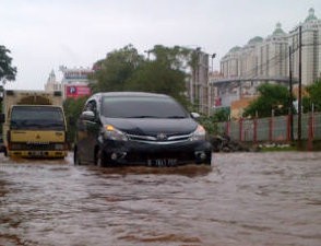 Ratusan Mobil Terjebak di \Danau\ Pluit Ratusan Mobil Terjebak di \Danau\ Pluit