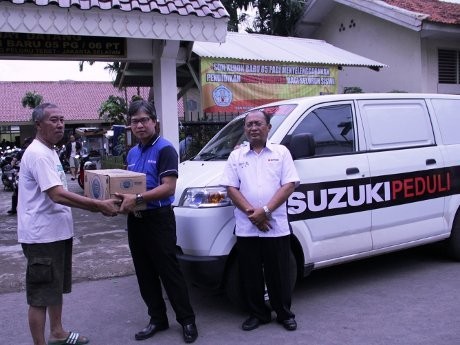 Suzuki Sumbang Korban Banjir Jakarta Suzuki Sumbang Korban Banjir Jakarta