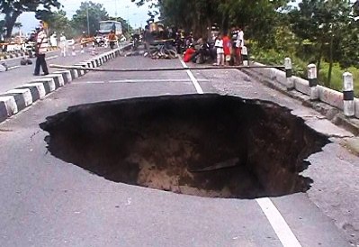 Jalan Lingkar Selatan Yogya Amblas 15 Meter, Pengendara Sepeda Tewas Jalan Lingkar Selatan Yogya Amblas 15 Meter, Pengendara Sepeda Tewas