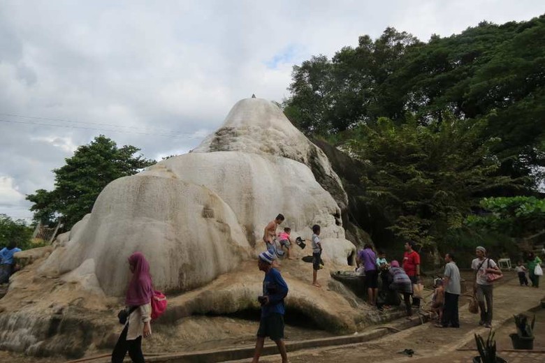 Gunung kapur yang mengeluarkan air panas di Tirta Sanita Ciseeng (Fitraya/detikTravel) Gunung kapur yang mengeluarkan air panas di Tirta Sanita Ciseeng (Fitraya/detikTravel)