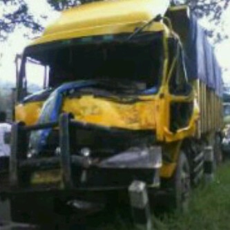 Rem Blong, Truk Fuso Tabrak 21 Kendaraan di Sumedang Rem Blong, Truk Fuso Tabrak 21 Kendaraan di Sumedang