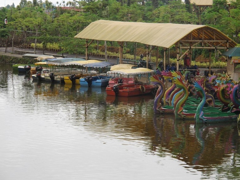 Perahu bebek, salah satu wahana yang ada di Taman Wisata Matahari (Putri/detikTravel) Perahu bebek, salah satu wahana yang ada di Taman Wisata Matahari (Putri/detikTravel)