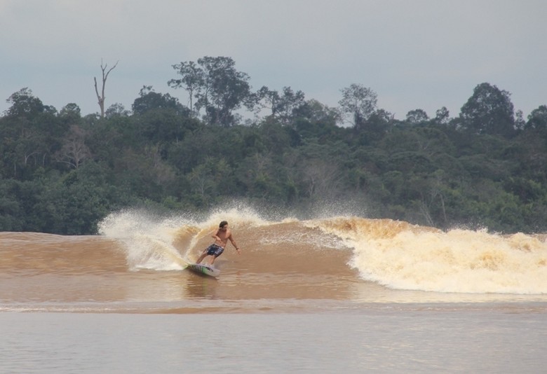Dahsyatnya Gelombang Bono di Sungai Kampar, Riau (dok. Kemenparekraf) Dahsyatnya Gelombang Bono di Sungai Kampar, Riau (dok. Kemenparekraf)