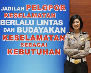 Polwan Cantik Briptu Eka di HI Mencuri Perhatian Buruh Polwan Cantik Briptu Eka di HI Mencuri Perhatian Buruh