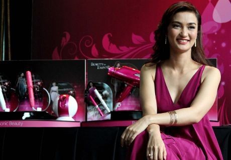 Atiqah Hasiholan & Sandy Thema Mesra di Klip \Forever Yours\ Atiqah Hasiholan & Sandy Thema Mesra di Klip \Forever Yours\