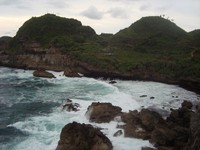 Karang Raksasa di Pantai Sembukan Karang Raksasa di Pantai Sembukan