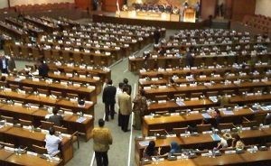 5 Tingkah Nyeleneh Anggota DPR Saat Rapat Paripurna 5 Tingkah Nyeleneh Anggota DPR Saat Rapat Paripurna