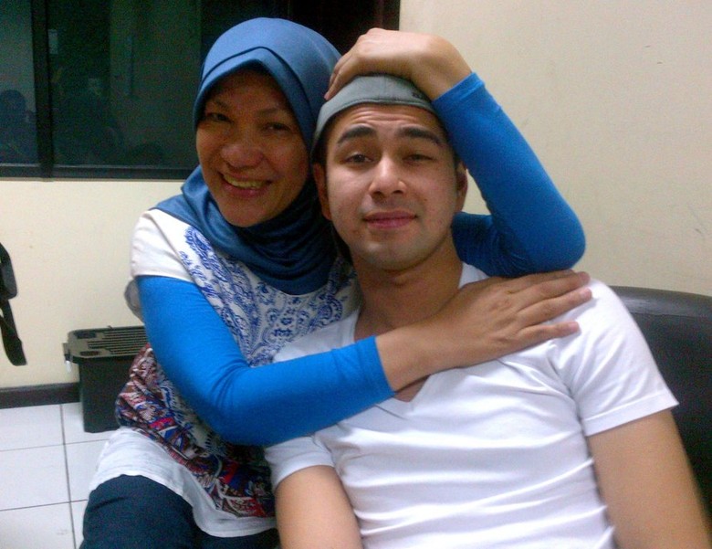 Mengapa Dorce Kunjungi Raffi Ahmad Tengah Malam? Mengapa Dorce Kunjungi Raffi Ahmad Tengah Malam?