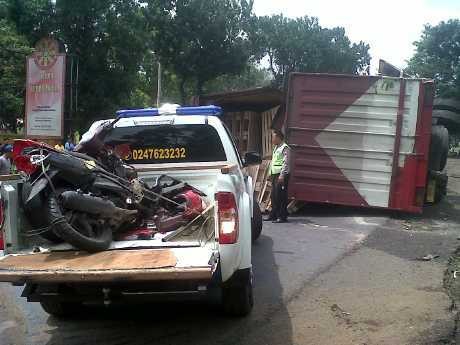 Truk Trailler Kecelakaan di Semarang, Satu Pemotor Tewas Truk Trailler Kecelakaan di Semarang, Satu Pemotor Tewas
