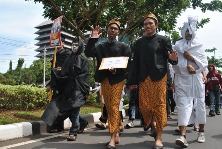 Diantar Pocong, ARTO Mendaftar Jadi Cagub Jateng Diantar Pocong, ARTO Mendaftar Jadi Cagub Jateng