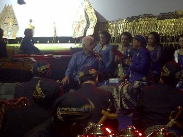 Hatta Didaulat Naik Panggung Dalam Pagelaran Wayang Kulit di Borobudur Hatta Didaulat Naik Panggung Dalam Pagelaran Wayang Kulit di Borobudur