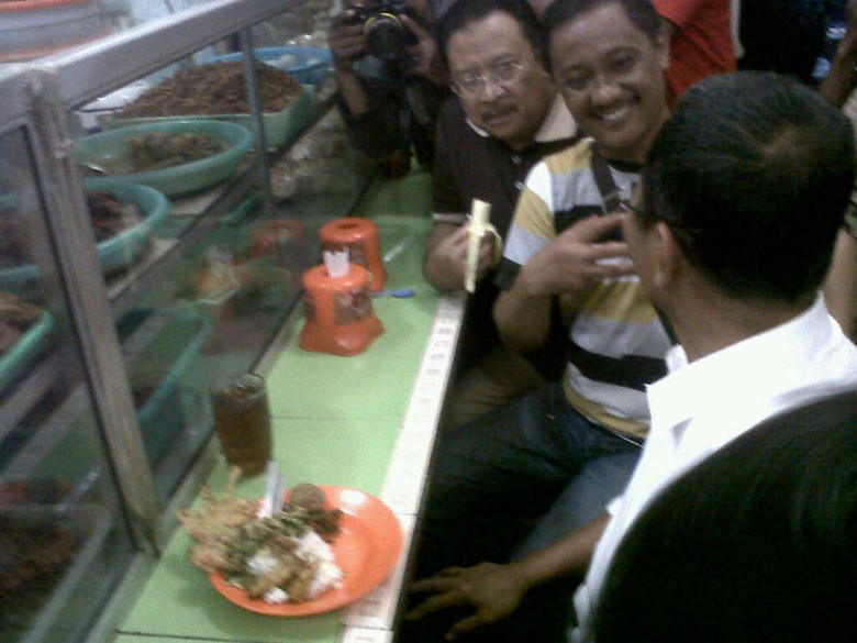 Makan Malam di Warteg, Dahlan Iskan Disambut Warga Tebet Makan Malam di Warteg, Dahlan Iskan Disambut Warga Tebet