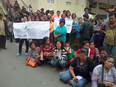Tuntut Pembunuh Bidan Dihukum Berat, Keluarga Korban Demo Polresta Medan Tuntut Pembunuh Bidan Dihukum Berat, Keluarga Korban Demo Polresta Medan