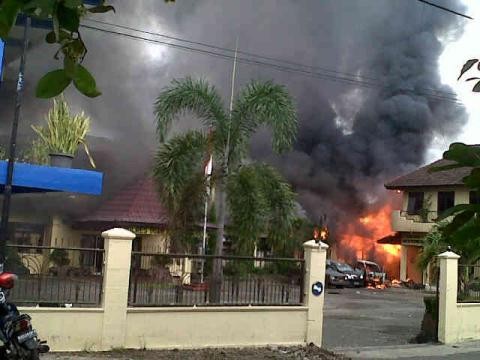 Selain Bakar Polres OKU, Pria Berambut Cepak Juga Rusak Mobil Selain Bakar Polres OKU, Pria Berambut Cepak Juga Rusak Mobil