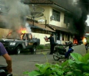 Polres OKU Dibakar, Menko Polhukam Perintahkan TNI & Polri Menahan Diri Polres OKU Dibakar, Menko Polhukam Perintahkan TNI & Polri Menahan Diri