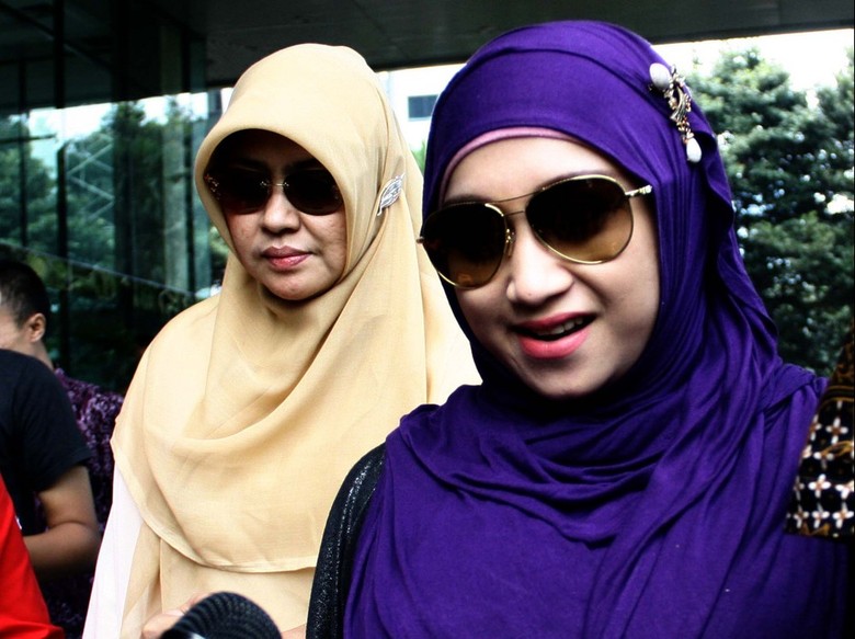 Istri Ahmad Fathanah Sambangi KPK, Jenguk Suaminya di Tahanan Istri Ahmad Fathanah Sambangi KPK, Jenguk Suaminya di Tahanan