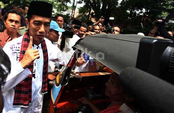 Berkemeja Putih, Jokowi Nonton K-Pop Bareng Anak ABG Berkemeja Putih, Jokowi Nonton K-Pop Bareng Anak ABG